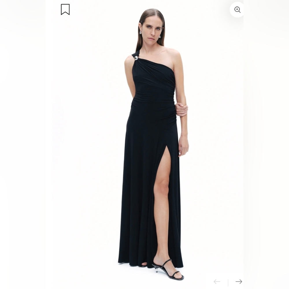Chic Black One-Shoulder Gown